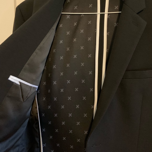 Express Men’s Classic Black Luxe Comfort Soft Suit Jacket
Size 38 - Picture 4 of 7